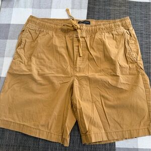 NEW Banana Republic Shorts Gold Yellow mens Size L 8 In Inseam